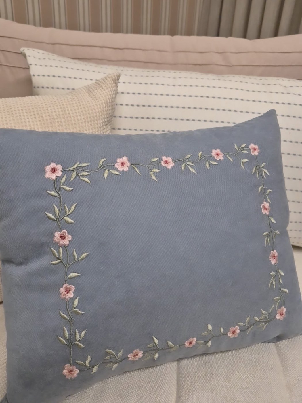 Linhas, bastidores e tecidos — quando o papel parede inspira cada detalhe Cada almofada, cada bordado e cada textura